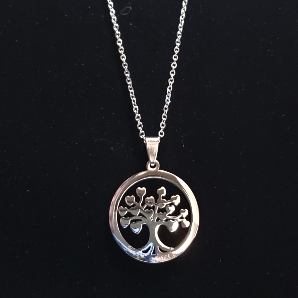 Fashion Necklace Tree of life is full of love.